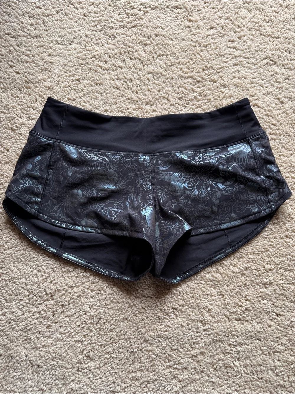 *Like New* Lululemon Speed Shorts | Size 6 - Picture 1 of 5